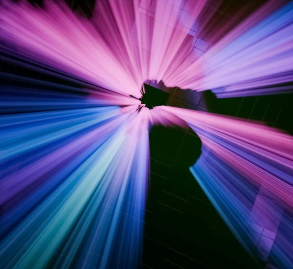 Abstract image with light blue energy flows, representing vitality and vigor.